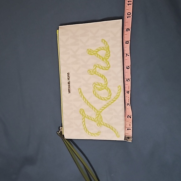 Michael Kors wristlet - Picture 1 of 4